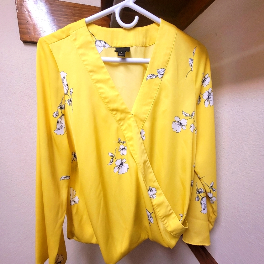 Worthington medium yellow floral blouse